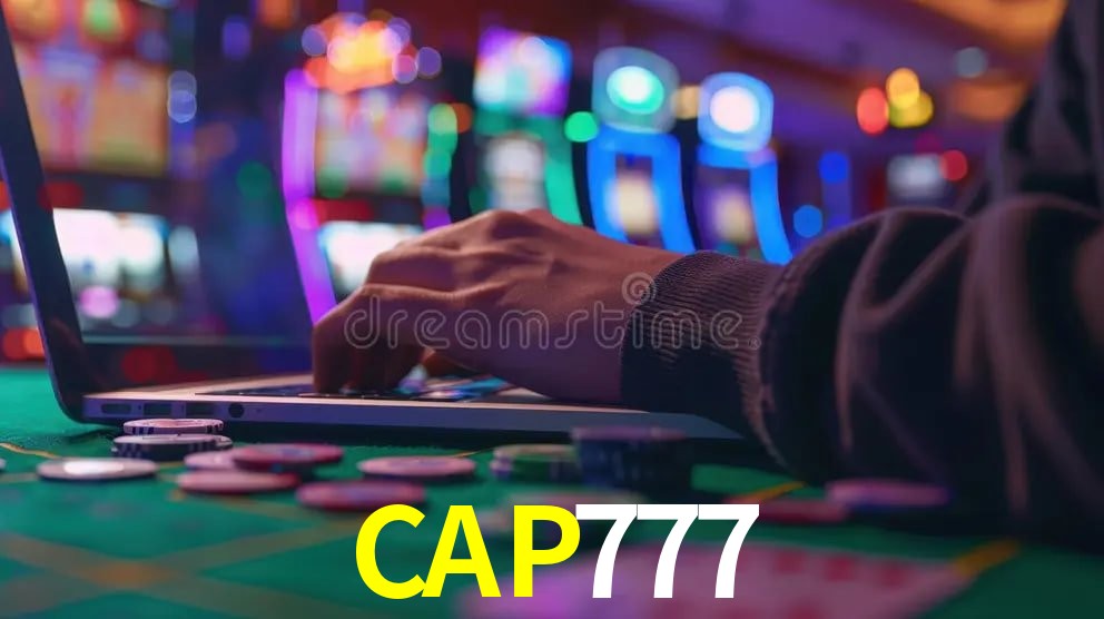 Escena dinámica inspirada en casino con iluminación CAP777, cartas, fichas e íconos de juegos digitales en un espacio moderno de juegos.